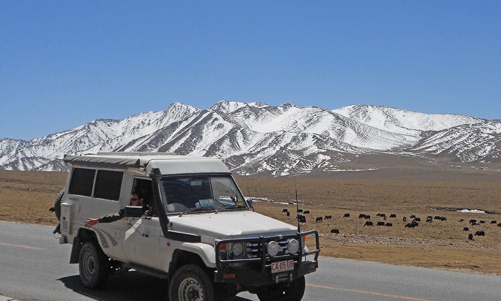 entlangfahren südliche sichuan tibet strasse mit geländewagen über zedang