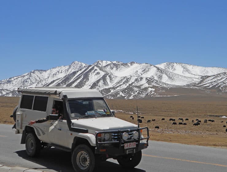 entlangfahren südliche sichuan tibet strasse mit geländewagen über zedang