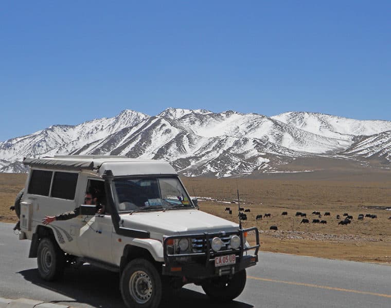 entlangfahren südliche sichuan tibet strasse mit geländewagen über zedang