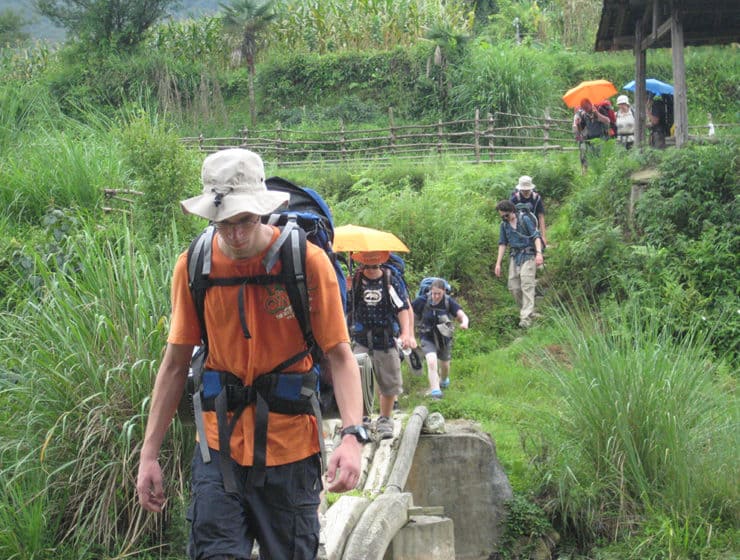trekking im terrassenfled und in den dörfern der nationalminderheit guangxi