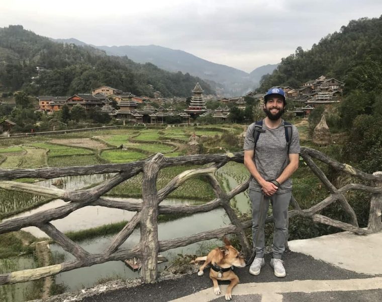 2019 un homme charmant voyge en Chine avec son chien